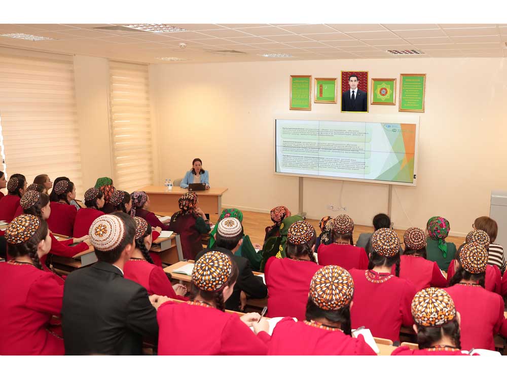 Rus dili institutynyň wekiliniň gatnaşmagynda rus dilini öwretmegiň usullary boýunça okuw sapagy geçirildi