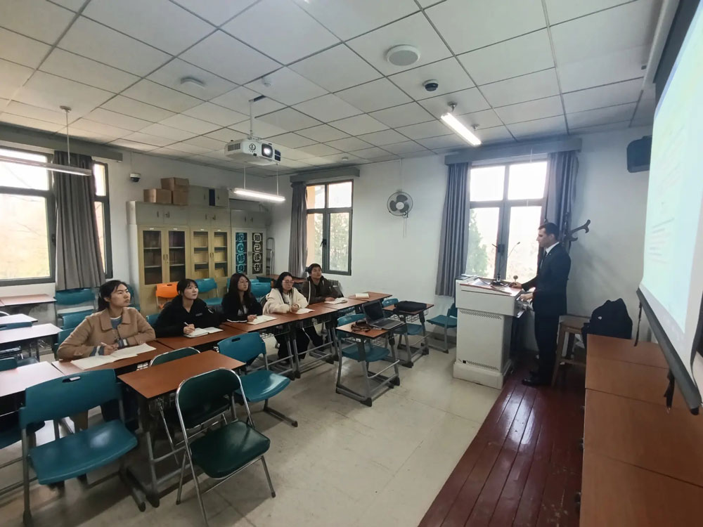 Преподаватель университета проводит занятия в Китае